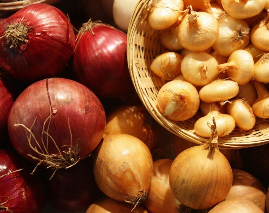 Onion juice is used to treat toenail fungus, but the method has not been proven to be effective. 